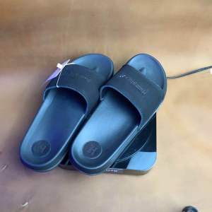 SANDAL PRIA HUMPHREY KULIT GARUT /SANDAL SLIDE LAKI LAKI/PRIA/SANDAL SLIP ON