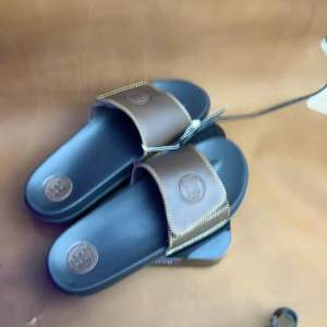 SANDAL PRIA HUMPHREY KULIT GARUT /SANDAL SLIDE LAKI LAKI/PRIA/SANDAL SLIP ON