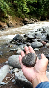BATU BERONGGA GOSOK ALAM ASLI PELUNTUR DAKI DAN KOTORAN BADAN MANDI TERLARIS DAN TERMIRAH