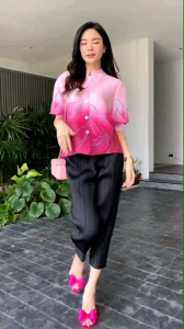 เสื้อคอจีน แขน4 ส่วน จั๊มแขนตุ๊กตา แพทเทิร์นเริ่ด สวยเลอค่า พิมพ์ลายดอกชบา ประดับเพชร 💎💎  วิ๊งๆ วับๆ สวยงาม ดีเทลไล่เฉดสีในตัว โดดเด่นสุดๆ  และรุ่นนี้แต่งกระดุมเรียงยาว  สีเดียวกับตัวเสื้อ ✨✨✨✨✨✨  ** งานอัดพลีท ประณีตแบบแน่นๆ เกรดเอ แบบงานแบรนด์ ย้ำเน้น