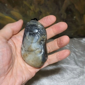 Premium 118 grams Hetian Pebble Nephrite Qinghua (black & white) hand carved Dragon Jade handheld (with certificate) 优质和田籽玉青花(黑白)手工雕刻龙手把(带证书)