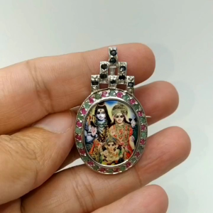 - ล็อกเก็ต เงินแท้ 92.5% เป็นได้ทั้งจี้ และเข็มกลัด ฝังล้อมด้วยพลอยทับทิมแท้ มรกตแท้ ไพลินแท้ ขนาด 2 มิล จำนวน 41 เม็ด ประดับด้วยล็อกเก็ต " ครอบครัวพระศิวะ พระพิฆเนศ พระแม่อุมาเทวี " หนัก 10 กรัม ตัวเรือนเคลือบทองคำขาวแล้วครับ ใส่ไม่ซ้ำใคร📍ลูกค้าสามารถ