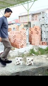 Roster beton lubang angin Anti tampias varian motif Warna abu putih merah Hiasan dinding Uk-20x20x10