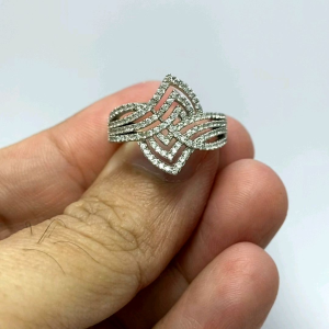 - แหวน เงินแท้ 92.5% งานส่งออก ดีไซน์สวย แปลกตา ฝังเพชรสวิส cz เกรด 5A เล่นไฟดีครับ หน้าแหวนกว้าง 1.7 ซม. หนัก 5.2 กรัม เคลือบทองคำขาวแล้ว ใส่ไม่ดำ และใส่ไม่ซ้ำใครครับ
