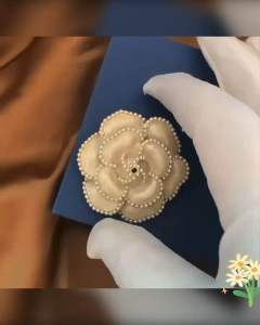 เข็มกลัดดอกคามิเลีย แต่งมุก ดอกใหญ่ เข็มกลัดติดเสื้อ หรูหรา เครื่องประดับ เข็มกลัดไว้อาลัย เข็มกลัดแฟชั่น หมุด