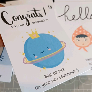 09 การ์ดอวยพร  หรือสติ๊กเกอร์ แสดงความยินดี รับปริญญา ปัจจิม 1 แพ็ค 8 ชิ้น 15 บาท