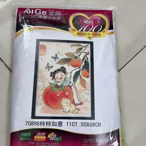 Tranh thêu kín Bé gái quả hồng 70898 kích thước 50x 68 cm