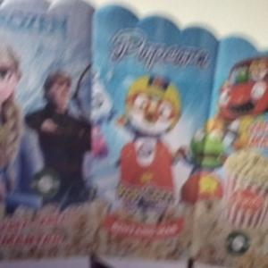 Kertas wadah popcorn 9x5 cm bergambar bahan duplex.