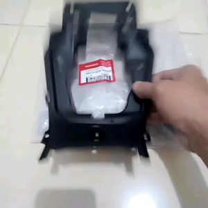 Cover Tengah Body Tutup Bensin ADV 160 Original Honda 64410K0WNA0ZB