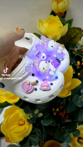 HÀNG XUẤT Dép Sục Đèn Nháy  Classic Màu Trắng +Sticker Víp Cho Bé Gái . Sản Phẩm Cao Cấp Nhựa Không Mùi . Trống Trơn Trượt.