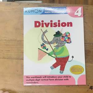 Kumon Math Workbooks Grade 4 - Division (Age 7-9)