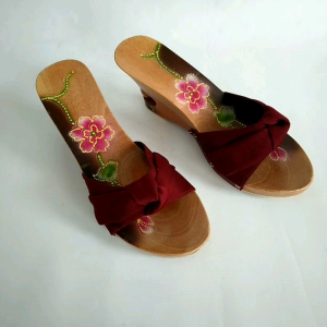 Sandal Kayu Ukir Airbrush Hak Telor 7 Cm Kelom Carvella - Kayu Mahoni, Desain Ukir Airbrush, Hak 7cm