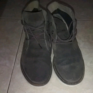 Sepatu boots Lacoste brown size 41(26cm) made in Indonesia.. material full kulit.. kondisi baik..