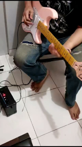 ampli gitar rise by sawtooth ST-RISE-AMP-5 ampli murah dan bagus BEST SELLER - Portable 5W amp - Channels: Clean / Overdrive - Controls: Volume Tone - Durable lightweight - Connections: 1/4" mono input 1/4" headphone output - Powered by 9V battery / 9