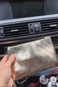 Túi đựng mỹ phẩm nhỏ gọn màu vàng ánh kim