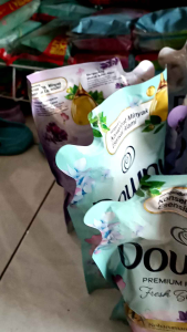 DOWNY PREMIUM Pelembut dan Pewangi Pakaian Refill Pouch 550ml