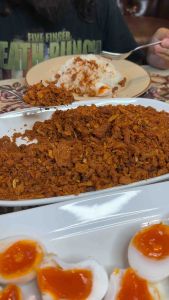 น้ำพริกน้ำย้อย ผสมหนังไก่บดหยาบๆ อิสลามทานได้ ขนาด 500g byรสนิยมกะเพราถาด มี อ.ย