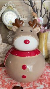 Hũ chú tuần lộc quàng khăng đỏ giáng sinh đựng bánh kẹo ngỗ nghĩnh đáng yêu-The jar of the Christmas red-turbaned reindeer contains cute mischievous candies