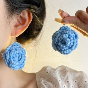 ต่างหูถักลายดอกไม้สีน้ำเงินสำหรับผู้หญิง ต่างหูรูปดอกไม้สไตล์วันหยุด ต่างหูแบบถัก ต่างหูแบบติดหู เครื่องประดับแฟชั่น
