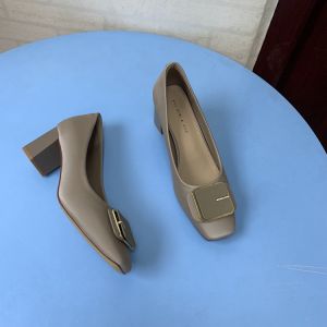 รองเท้าส้นสูงหัวเหลี่ยมสไตล์ฝรั่งเศสประดับเพชรสำหรับผู้หญิง รองเท้าแฟชั่นแบบสวมสบาย ส้นสูง 5-8 ซม. หนัง PU รองเท้าส้นแบน