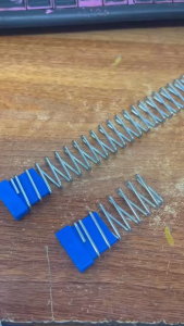 Lò xo thanh ray máy cắt đầu bàn ngắn dài sử dụng trong ngành may mặc (GIÁ 1 CÁI)