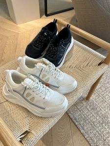 รองเท้าผ้าใบพื้นหนาสไตล์คุณพ่อสะท้อนแสงระบายอากาศได้ดี รองเท้ากีฬาสำหรับผู้หญิง ทรงหัวมน พื้นรองเท้า PU ส้นกลาง