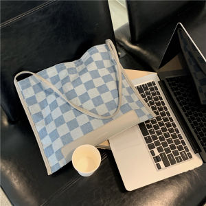 กระเป๋าผ้าเดนิมลายกีฬาขนาดใหญ่สำหรับผู้หญิง กระเป๋าสะพายไหล่แบบลำลอง กระเป๋าถือแบบอเนกประสงค์ ปิดด้วยแม่เหล็ก กระเป๋าสะพายไหล่แบบหนังสือพิมพ์ลายตาราง