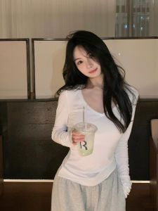 เสื้อยืดคอกว้างแขนยาวสีขาวสำหรับผู้หญิง ทรงเข้ารูป ทรงสลิมฟิต เซ็กซี่ ใส่ด้านนอกได้ ชุดชั้นใน เสื้อเชิ้ต ฤดูใบไม้ผลิและฤดูใบไม้ร่วง