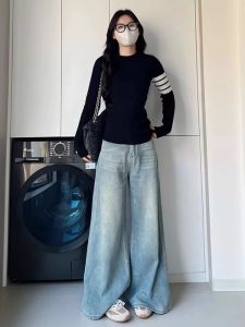 เสื้อถักสีดำลายทางสำหรับผู้หญิง ฤดูร้อน 2025 เสื้อชั้นในทรงสลิมฟิต แขนยาว ความรู้สึกหรูหรา เสื้อเชิ้ตผู้หญิง