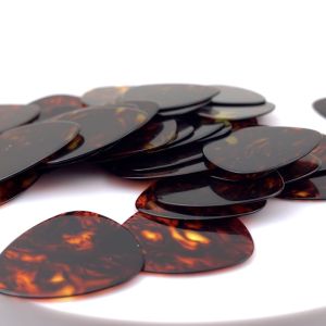 ปิ๊กกีต้าร์ 5 ชิ้น ปิ๊กกีต้าร์ Celluloid สามเหลี่ยมเล็ก ปิกกีตาร์ ปลายมน สีชามุก หนา 0.71 มม