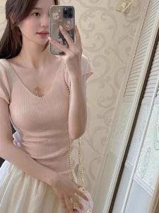 เสื้อยืดคอวีแขนสั้นผ้าไหมน้ำแข็งสีชมพูสไตล์ฝรั่งเศสสำหรับผู้หญิงในฤดูร้อน เสื้อแขนกุดทรงสลิมฟิต เสื้อผ้าทำงานสไตล์เกาหลี