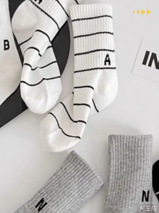 Kaos kaki anak laki-laki 4in1 tanpa tulang kaos kaki tabung tengah kaos kaki olahraga anti-pilling huruf INS anak-anak kaos kaki trendi