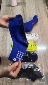 Socksy ถุงเท้าฟุตบอลกันลื่น ผ้าหนานุ่ม ใส่เล่นกีฬา ออกกำลังกาย ข้อสั้น/ข้อกลาง/ข้อยาว แพ็ค 1 คู่