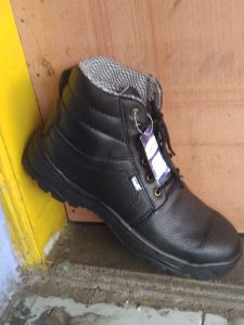 safety boot kickres ujung besi
