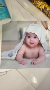 Tranh dán tường tặng mẹ bầu ngắm HD Em bé choàng khăn thỏ trắng đáng yêu H1628331457-tc3 kim sa nhiều mẫu và kích thước