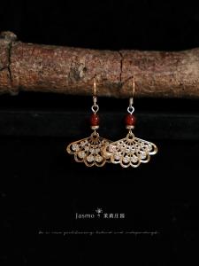 ต่างหูรูปดอกไม้หน้าต่างสไตล์จีนใหม่ Jasmo Original Design ต่างหูรูปใบไม้สีแดงใหม่ ต่างหูห้อยหินมัลเบอร์รี่สำหรับผู้หญิง