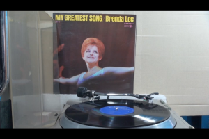 1 แผ่นเสียง 12นิ้ว u54 BRENDA LEE  แผ่นVG++ริ้วรอยบาง เสียงรบกวนปานกลางไม่มีรอยลึก แผ่นล้างสะอาดแล้ว ปกหนา2ชั้นVG+มีตำหนิขอบนิดหน่อย ขอบไม่ขาด สันไม่ทะลุ