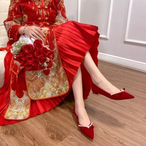 รองเท้าแต่งงานส้นเตี้ยสำหรับผู้หญิง สวมใส่สบาย สีแดง ทรงส้นเตี้ย ทรงหัวแหลม รองเท้าแต่งงานแบบสวมสำหรับผู้หญิง