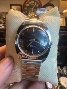 Đồng hồ nam cơ tự động automatic TIMEX size 34x40mm máy cổ 1 lịch mặt đen xuất xứ Anh Quốc (Great Britain). Tình trạng lắc nhích kim cần lau dầu bảo dưỡng dây thép không gỉ linh kiện