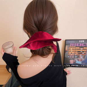 ผ้าพันคอซาตินสีแดง รุ่นใหม่ปี 2024 สำหรับผู้หญิง หางกลมต่ำ ยางยืดเหลี่ยม ฤดูใบไม้ร่วง/ฤดูหนาว ความรู้สึกระดับไฮเอนด์ ยางยืดผม