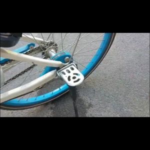 แป้นเหยียบหลังของจักรยานเสือภูเขาขนาดกลาง ที่พักเท้าจักรยานอะลูมิเนียม สามารถพับได้ ติดตั้งง่ายปรับใช้ได้กับจักรยานทุกรุ่น แป้นเหยียบทดสอบการพับจักรยานไฟฟ้าสำหรับเด็ก