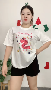 ชุดเซ็ตแนวสตรีทผู้หญิง เสื้อยืดแขนสั้นผ้านุ่มเข้ารูปจับคู่กางเกงขาสั้น ใส่สบายลุคชิคสดใสและแฟชั่นทุกวัน