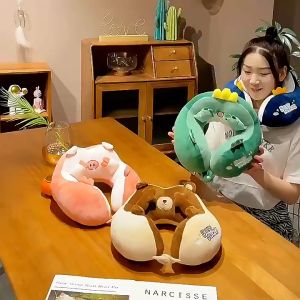 Alicdolly หมอนรองคอ ทรงสูง มีที่รอง ลายการ์ตูนปิดตา มีกระดุมล็อค และใยสังเคราะห์คุณภาพสูง ผ้าที่ด้านนอกเป็นผ้ากำมะหยี่