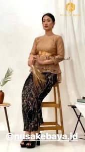 Real Pict Kebaya Pinguin Setelan Kebaya Brokat Aurora Mix Rok Plislet Warna Mocca Gold Abu Dongker setelan kebaya aurora brukat kebaya wisuda kondangan modern terlaris baju kebaya modern ( Aurora Brukat ) Nusa Kebaya Modern Terlaris