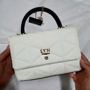 พร้อมส่งครบสี กระเป๋าสะพายข้าง LYN รุ่นโคโค่ หูจับมีอะไหล่ตัว L งานสวยรุ่นฮิต