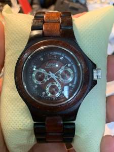 Đồng hồ gỗ tự nhiên cho nam hiệu TENSE Wooden Collection size 48mm cả núm chạy full 6 Kim hai lịch full gỗ tự nhiên từ khung đến dây dây 18cm đáy bị tróc 1 vết không ảnh hưởng đến bên trong cũng như lên tay thì không thấy