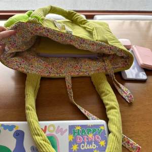 กระเป๋านุ่มนิ่มผ้าลูกฟูกลายดอกไม้ม่วง💐🦆 กระเป๋าไปเรียน