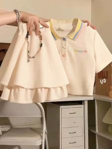 ชุดสองชิ้นคอโปโลแขนสั้นลายดอกไม้สไตล์วิทยาลัยสีบล็อกหวาน กระโปรงทรงเอเอวสูง ฤดูร้อน 2024 ชุดแฟชั่นสำหรับผู้หญิงไซส์ใหญ่