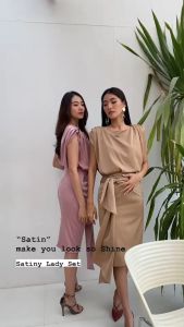 (SALE) The Loop เซ็ท รุ่น Satiny Lady Set ชุดเซ็ทเสื้อ+กระโปรงผ้าซาตินาโน สำหรับใส่ทำงาน