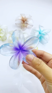 Jepit Rambut Model Bunga Kamboja Transparan 8cm Akrilik Hawaiian Plumeria Flower Hair Claw Clips Transparant Aksesoris Rambut Gaya Korea HHG